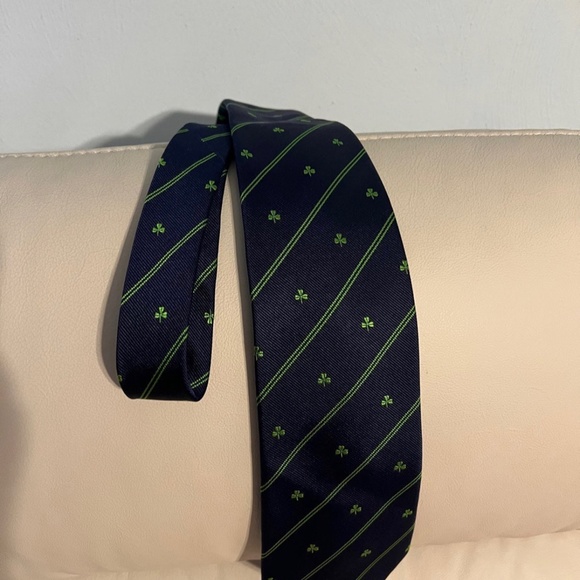 Museum Artifacts 100% Silk Navy Blue Tie with Stripes/Green Shamrocks - Picture 2 of 5